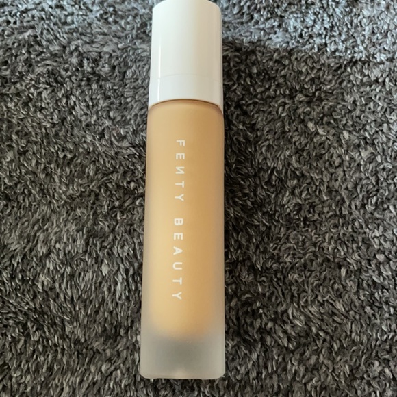 Fenty Pro Filt’r Soft Matte 255 Liquid Foundation - Picture 4 of 4